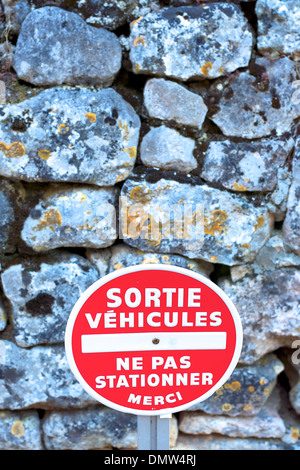 Sortie Vehicules Ne pas Stationner Merci Roadsign in the Bastide town of Domme, Dordogne France Stock Photo