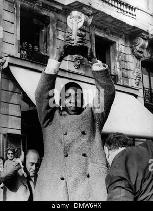 Mar. 31, 1971 - Paris, France - Brazilian Footballer PELE holds up his World Cup trophy at the Champs Elysees before playing with his Santos teem against the French All-Stars.  (Credit Image: © KEYSTONE Pictures USA/ZUMAPRESS.com) Stock Photo