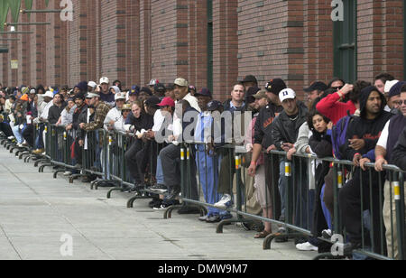 Oct 16, 2002 - San Francisco, CA, USA - Baseball fans line up outside Pacific Bell Park Wednesday awaiting a chance to buy World Series tickets at the Pacific Bell Park ticket office.  (Credit Image: © Karl Mondon/Contra Costa Times/ZUMA Press) RESTRICTIONS: USA Tabloids RIGHTS OUT! Stock Photo