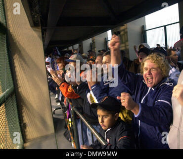 Oct 22, 2002 - San Francisco, CA, USA - KATHY DRAGOO of Vacaville cheers with other fans watching for free through the 'knothole' at Pacific Bell Park during  game 3 of the 2002 World Series on Tuesday October 22, 2002 in San Francisco Calif.   (Credit Image: © Dean Coppola/Contra Costa Times/ZUMA Press) RESTRICTIONS: USA Tabloids RIGHTS OUT! Stock Photo