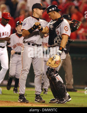 Oct 19, 2002 - Anaheim, CA, USA - San Francisco Giants J.T. SNOW and catcher BENITO SANTIAGO high-five after defeating the Anaheim Angels 4-3 in game 1 of the 2002 World Series on Saturday October 19, 2002 at Edison Field in Anaheim Calif. (Credit Image: © Jose Carlos Fajardo/Contra Costa Times/ZUMA Press) RESTRICTIONS: USA Tabloids RIGHTS OUT! Stock Photo