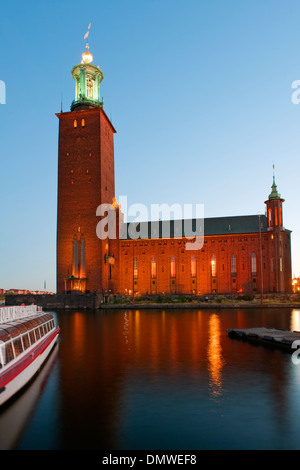 Dusk view of Stockholm City Hall ('Stockholms stadshus') 1923, on the island of Kungsholmen, Stockholm, Sweden Stock Photo