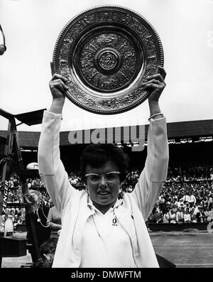 July 8, 1967 - London, England, U.K. - Tennis champ BILLIE-JEAN KING beat ANN JONES in The Ladies Singles Final at Wimbledon. PICTURED: King holding up her trophy.  (Credit Image: © KEYSTONE Pictures USA/ZUMAPRESS.com)