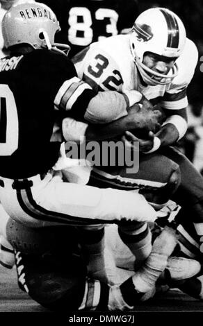 Jun 01, 1975 - Cincinnati, Ohio, USA - Buffalo Bills running back OJ  SIMPSON crashes through the Cincinnati Bengals defense during a game played  at Riverfront Stadium. (Credit Image: © Ken Stewart/ZUMA Press Stock Photo  - Alamy