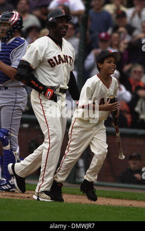 Oct 07, 2001; San Francisco, CA, USA; At his first at bat in the first inning Giants Bary Bonds is greeted by his son Nikolai after hitting his 73 home run of the season against the Los Angeles Dodgers Sunday October 7, 2001 at Pacific Bell Park in San Francisco, California. Stock Photo