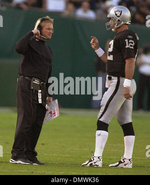 Nov 18, 2001; Oakland, CA, USA; Oakland Raider Jerry Rice can't pull in ...