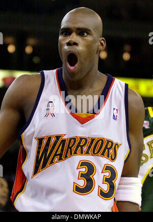 OCP2000012201 - 22 JANUARY 2000 - OAKLAND, CALIFORNIA, USA: Golden State  Warriors Antawn Jamison, left, and Cleveland Cavaliers Shawn Kemp struggle  over the ball in the second quarter, January 21. Golden State