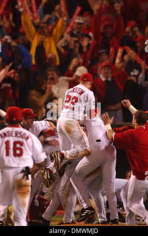 Oct 27, 2002 - Anaheim, CA, USA - San Francisco Giant manager DUSTY BAKER  and Anaheim Angel manager MIKE SCIOSCIA talk before the start of game 7 of  the 2002 World Series