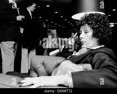 Oct 01, 1976 - New York, New York, USA - 1976 World Series: KAROLYN ROSE,  wife of Pete Rose jokes with Cincinnati Reds shortstop DAVE CONCEPCION on  the airplane flight back to