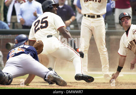 San Francisco Giants Barry Bonds, #25, high-fives J.T. Snow after