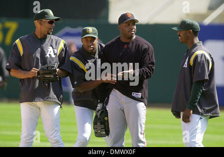 San Francisco Giants All Star Barry Bonds chats with Seattle