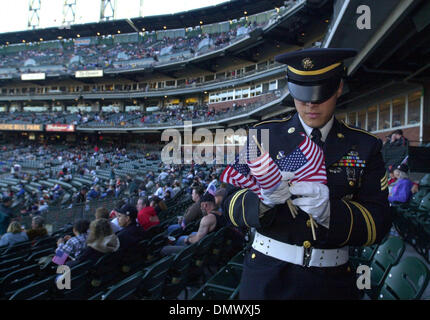 Mar 28, 2002; San Francisco, CA, USA; San Francisco Giants manager Dusty  Baker chats with Oakland A's manager Art Howe during their first exhibition  game on Thursday, March 28, 2002 at Pacific