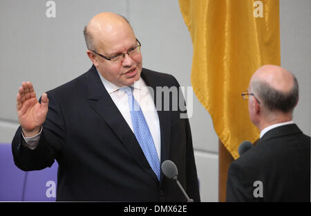 Berlin, Germany. 17th Dec, 2013. German Chancellery Minister Peter Altmaier (CDU) takes oath with President of the Bundestag Norbert Lammert (CDU, R) in Berlin, Germany, 17 December 2013. Photo: Michael Kappeler/dpa/Alamy Live News Stock Photo