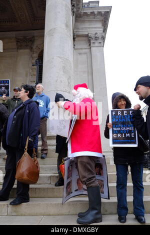 London, UK. 17th Dec, 2013. Protest Vigil at St Martin in the Fields, London on the 26th birthday of Chelsea Manning calling for her release Credit:  Rachel Megawhat/Alamy Live News Stock Photo