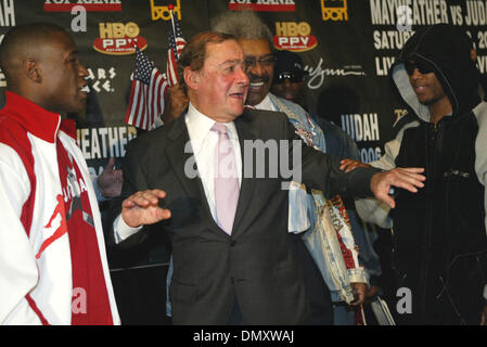 Apr 06, 2006; Las Vegas, NV, USA; FLOYD MAYWEATHER (L) Promoter BOB ARUM (C) ZAB JUDHA (R) at the Sworn Enemies press conference at the Caesars Palace hotel & casino in Las Vegas. Promoter BOB ARUM (M) seperates MAYWEATHER and JUDAH when the fighters started to have a heated argument about who is going to be the winner of their fight. Promoter DON KING (back) laughs as ARUM is push Stock Photo