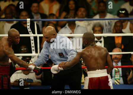 Apr 08, 2006; Las Vegas, NV, USA; FLOYD MAYWEATHER JR. vs ZAB JUDAH IBF Welterweight Fight. When JUDAH Punched MAYWEATHER below the belt  ROGER MAYWEATHERtrainer & Uncle jumped into the ring & went after ZAB JUDHA. ZAB JUDAH (L) red & black trunks FLOYD MAYWEATHER JR (R) touches gloves last round rEF richard steele middle Nevada athletic Chief Inspector TONY LATO background B & ins Stock Photo