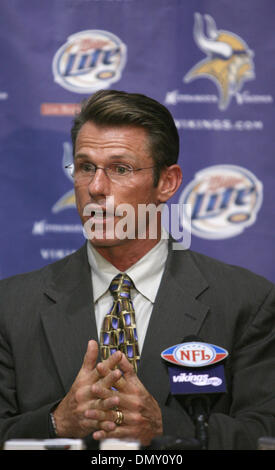 Former NFL player and ESPN analyst Jason Kelce, center right, talks ...