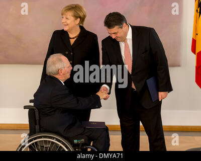 Berlin, Germany. December 17th, 2013. The New ministers are appointed by german President Joaquim Gauck aside the New german Chancellor Merkel at Bellevue in Berlin. / Picture: Wolfgang SchŠuble (CDU), Minister of Finance, Chancellor Angela Merkel (CDU), Chancellor, Sigmar Gabriel (SPD), Minister of Economy and Energy Stock Photo