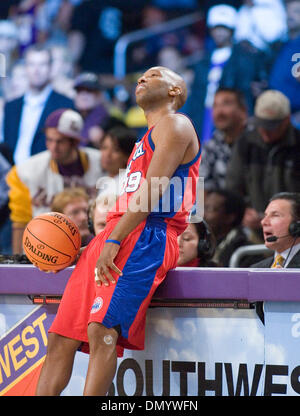 Nov 21, 2006; Los Angeles, CA, USA; Basketball player SAM CASSELL (19) of the Los Angeles Clippers looks at the scoreboard as the Los Angeles Lakers win the game 105 to 101 at the Staples Center in Los Angeles, CA. Mandatory Credit: Photo by Armando Arorizo/ZUMA Press. (©) Copyright 2006 by Armando Arorizo