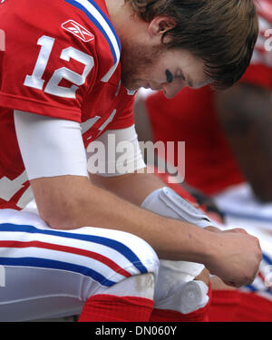 Dec. 06, 2009 - Miami Gardens, Florida, USA - Dolphins-pats-JR120609. Tom Brady of the Patriots hangs his head on the bench after the loss to the Dolphins. 12/6/09. Sun Sentinel, Jim Rassol  (Credit Image: © Sun-Sentinel/ZUMApress.com) Stock Photo