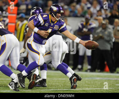 Nov. 21, 2009 - Minneapolis, Minnesota, United States of America - Minnesota Vikings quarterback Brett Favre (#4) in action during the game between the Green Bay Packers and the Minnesota Vikings at the Mall of America Field in Minneapolis, Minnesota.  The Packers defeated the Vikings 31-3. (Credit Image: © Marilyn Indahl/Southcreek Global/ZUMAPRESS.com) Stock Photo