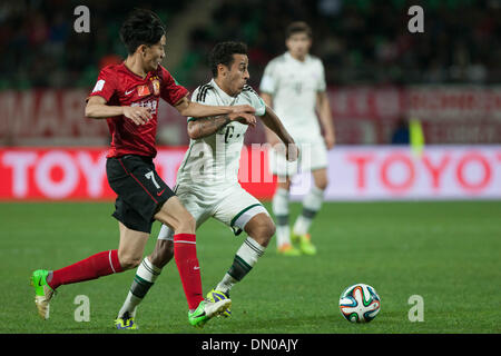 Agadir, Morocco. 17th Dec, 2013. Bayern Munich's Thiago (C) vies for the ball during the match between Guangzhou Evergrande and Bayern Munich at the FIFA's 2013 Club World Cup soccer match in Agadir, Morocco, Dec. 17, 2013. Bayern Munich won the match 3-0. Credit:  Cui Xinyu/Xinhua/Alamy Live News Stock Photo