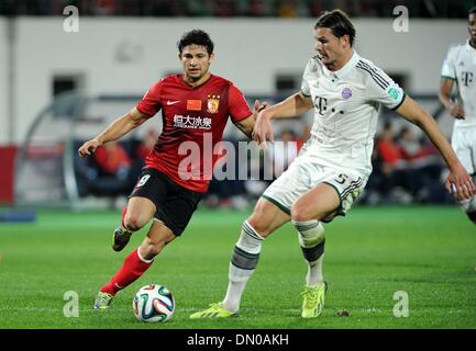 Agadir, Morocco. 17th Dec, 2013. Guangzhou Evergrande's Elkeson (L) vies for the ball during the match between Guangzhou Evergrande and Bayern Munich at the FIFA's 2013 Club World Cup soccer match in Agadir, Morocco, Dec. 17, 2013. Bayern Munich won the match 3-0. Credit:  Liu Dawei/Xinhua/Alamy Live News Stock Photo