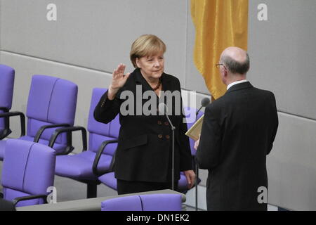 Berlin, Germany. 17th Dec, 2013. German Chancellor Angela Merkel (CDU) is sworn in by President of the 'Bundestag' lower house of the German Parliament Norbert Lammert (CDU) at Bundestag in Berlin, Germany, 17 December 2013. Merkel was elected to a third term as German Chancellor./picture alliance Credit:  dpa/Alamy Live News Stock Photo