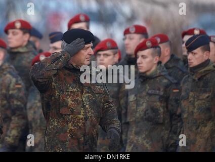 Diez, Germany. 17th Dec, 2013. Commander of the logistics commando, Major General Hans-Erich Antoni (F), salutes the 60 troups from the 462 supply battalion during their farewell before leaving for operations in Kosovo in Diez, Germany, 17 December 2013. They are part of the around 150 soliers from the staff and service company of the 37th German KFOR forces. Photo: Thomas Frey/dpa/Alamy Live News Stock Photo