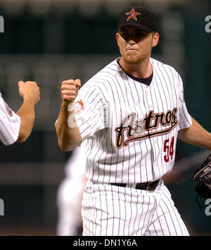 Apr 05, 2006; Houston, TX, USA; Astros new addition PRESTON WILSON  acknowledges the crowd after hitting a homerun in the top of the 2nd inning  following Lance Berkman home run in the