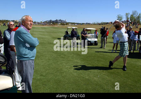 Apr 10, 2006; Myrtle Beach, SC, USA; Golf Legend ARNOLD PALMER watches as Hootie and the Blowfish Guitarist MARK BRYAN plays at the 2006 Hootie and the Blowfish Celebrity Pro-Am Golf Tournament Monday After The Masters Charity Tournament. The tournament raises money for the The Hootie and the Blowfish Foundation that was established in 2000 to create an endowment that benefits chil Stock Photo