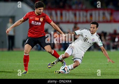 Agadir, Morocco. 17th Dec, 2013. Elkeson (L) of Guangzhou and Thiago of Bayern Munich vie for the ball during the FIFA Club World Cup semi final soccer match between Guangzhou Evergrande and FC Bayern Munich at the FIFA Club World Cup in Agadir, Morocco, 17 December 2013. Photo: David Ebener/dpa/Alamy Live News Stock Photo