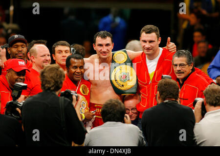 Nov 11, 2006; New York, NY, USA; K2 Promotion's Presents The Heavyweight World Championship Fight:  IBF/IBO Heavyweight Champion Wladimir Klitschko Vs. Undefeated Calvin Brock. WLADIMIR KLITSCHKO (Center) of Kiev, Ukraine celebrates his heavyweight championship victory over Calvin Brock with his brother VITALI (to his right) and trainer MANNY STEWARD (to his left)  at New York's Ma Stock Photo