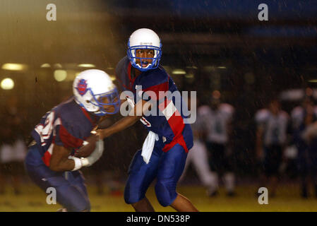 Aug 25, 2006 - West Palm Beach, FL , USA - Pahokee High School quarterback #7 ANTHONY SHEPPARD hands off to #12 JANORIS JENKINS in action Friday night at Pahokee against Royal Palm Beach High School. (Credit Image: © Taylor Jones/Palm Beach Post/ZUMA Press) RESTRICTIONS: USA Tabloid RIGHTS OUT! Stock Photo
