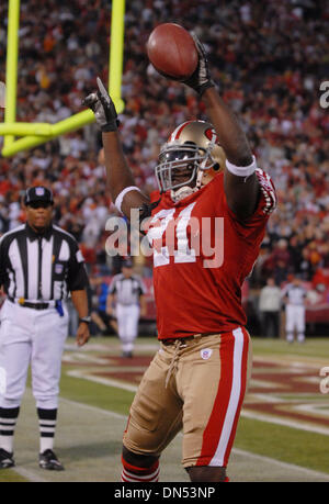 San Francisco Forty Niners running back Frank Gore (21) looking to turn up  field. The Texans defeated the Forty-Niners 24 - 21 at Reliant Stadium in  Houston Texas. (Credit Image: © Luis