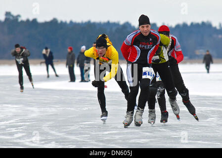 Feb 15, 2009 - Stockholm, Sweden - Vikingarannet 2009 is an ice skating 'marathon' 80 km long and is both a competitive and non-competitive race. Time keeping is individual. The course is planned according to the weather forecast. Normally the start is in Skarholmen, Uppsala, to Sigtuna, Kungsangen and finish in Hasselby. Vkingaturen is a shorter race, 50 km long, Vikingarannet kor Stock Photo