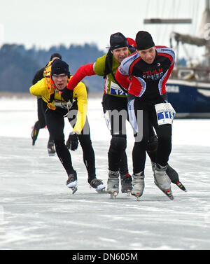 Feb 15, 2009 - Stockholm, Sweden - Vikingarannet 2009 is an ice skating 'marathon' 80 km long and is both a competitive and non-competitive race. Time keeping is individual. The course is planned according to the weather forecast. Normally the start is in Skarholmen, Uppsala, to Sigtuna, Kungsangen and finish in Hasselby. Vkingaturen is a shorter race, 50 km long, Vikingarannet kor Stock Photo