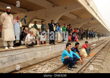Dhaka, Bangladesh. 19th Dec, 2013. People wait for trains at the Komlapur railway station during the 72-hour country wide road-rail-waterway blockade in Dhaka, capital of Bangladesh, on Dec. 19, 2013. Bangladesh Nationalist Party (BNP) and its allies called for blockade of road, rail and water transport as protesters reject the upcoming 10th parliament elections schedule and demand holding the election under a non party government. Credit:  Shariful Islam/Xinhua/Alamy Live News Stock Photo
