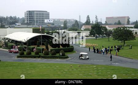 Apr. 2, 2002 - Hollywood, CA, USA - K24571MR: MILTON BERLE FUNERAL.HILLSIDE MEMORIAL PARK, LA, CA 04/01/2002. MILAN RYBA/   2002.(Credit Image: © Globe Photos/ZUMAPRESS.com) Stock Photo