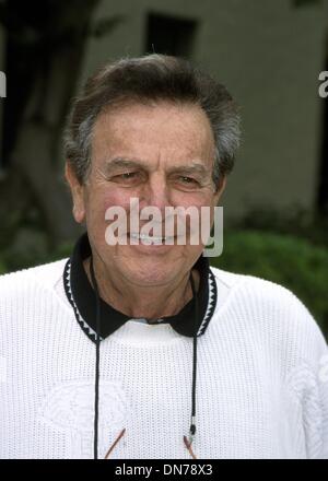 Apr. 9, 2002 - Hollywood, CA, USA - K24636MR: 3RD ATAS CELEBRITY GOLF CLASSIC .RIVIERA USA CLUB, PACIFIC PALISADES, CA 04/08/2002.MIKE CONNORS. MILAN RYBA/   2002(Credit Image: © Globe Photos/ZUMAPRESS.com) Stock Photo