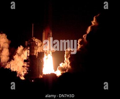 July 22, 1999 - KENNEDY SPACE CENTER, FLA-- .THE FIERY LAUNCYH OF SPACE SHUTTLE COLUMBIA LIGHTS UP THE NIGHT SKY AS ITS LIFTS OFF FROM LAUNCYH PAD 39-B ON MISSION STS93.SUPPLIED BY:   K14433JKEL(Credit Image: © Globe Photos/ZUMAPRESS.com) Stock Photo
