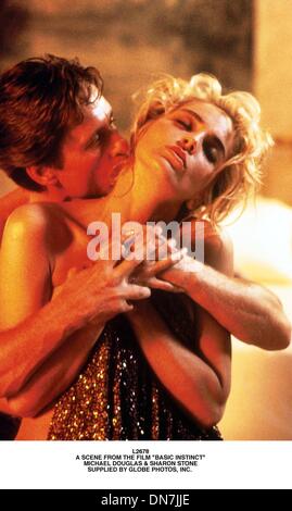 June 22, 2001 - L2678.A SCENE FROM THE FILM ''BASIC INSTINCT''.MICHAEL DOUGLAS & SHARON STONE.SUPPLIED BY (Credit Image: © Globe Photos/ZUMAPRESS.com) Stock Photo