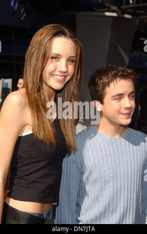 Feb. 3, 2002 - K23960AG.BIG FAT LIAR - PREMIERE.UNIVERSAL STUDIOS HOLLYWOOD, CA.FEBRUARY 2, 2002. AMY GRAVES/   2002 (D).AMANDA BYNES AND FRANKIE MUNIZ(Credit Image: © Globe Photos/ZUMAPRESS.com) Stock Photo