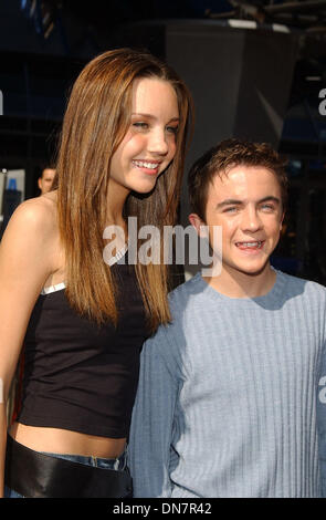 Feb. 4, 2002 - AMANDA BYNES AND FRANKIE MUNIZ.BIG FAT LIAR - PREMIERE.UNIVERSAL STUDIOS HOLLYWOOD, CA.FEBRUARY 2, 2002. AMY GRAVES/   2002.K23960AG.(D)(Credit Image: © Globe Photos/ZUMAPRESS.com) Stock Photo