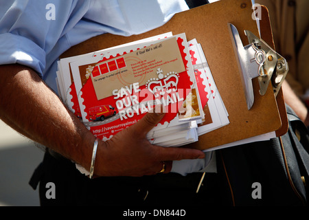 Postal workers and campaigners from the Communication Workers Union protest outside the Royal Mail headquarters Stock Photo