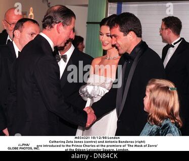 Oct. 12, 1998 - London, Great Britain - M034321 10/12/98 London.Mhairi Bolland, aged 9, presents Prince Charles with a programme.for the film ''Mask of Zorro'', as the film's stars,.Antonio Banderas and  Catherine Zeta Jones look on,.at the premiere of 'The Mask of Zorro'.at the Odeon Leicester Square, London.(Credit Image: © Globe Photos/ZUMAPRESS.com) Stock Photo