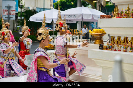 Traditional dancers at a shrine in Bangkok, Thailand Stock Photo