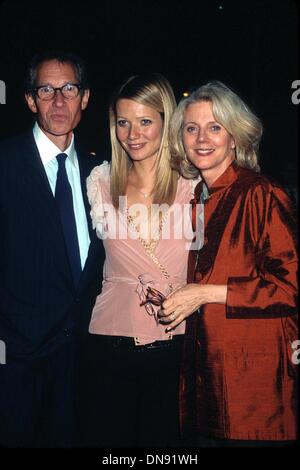 Oct. 5, 2001 - K23049HMc: NEW YORK FILM FESTIVAL WORLD PREMIERE OF''THE ROYAL TENENBAUMS'' AT ALICE TULLY HALL IN LINCOLN CENTER, NYC. 10/05/01.GWYNETH PALTROW WITH PARENTS BRUCE PALTROW AND BLYTHE DANNER. HENRY McGEE/   2001(Credit Image: © Globe Photos/ZUMAPRESS.com) Stock Photo
