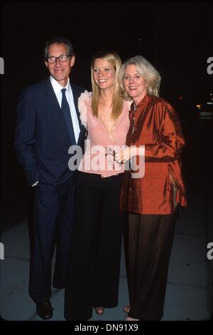 Oct. 5, 2001 - K23049HMc: 10/5/01.NEW YORK FILM FESTIVAL WORLD PREMIERE OF''THE ROYAL TENENBAUMS'' AT ALICE TULLY HALL IN LINCOLN CENTER, NYC. .GWYNETH PALTROW WITH PARENTS BRUCE PALTROW AND BLYTHE DANNER. HENRY McGEE/   2001(Credit Image: © Globe Photos/ZUMAPRESS.com) Stock Photo