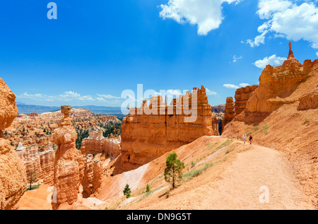 Walkers on the Navajo Loop Trail near Thors Hammer, Sunset Point, Bryce Amphitheater, Bryce Canyon National Park, Utah, USA Stock Photo